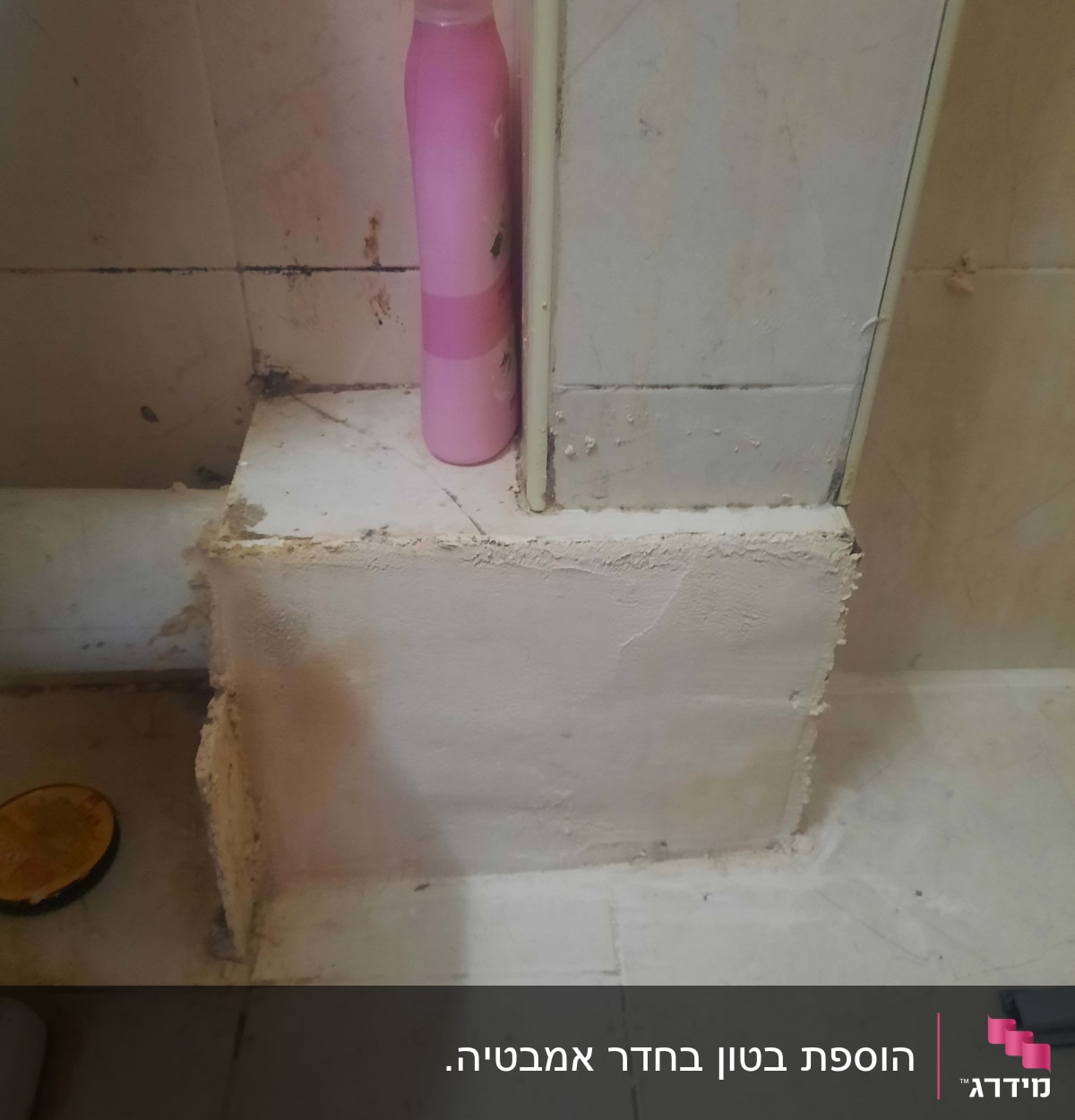 קיר עם תיקוני טיח, בקבוק ורוד על מדף